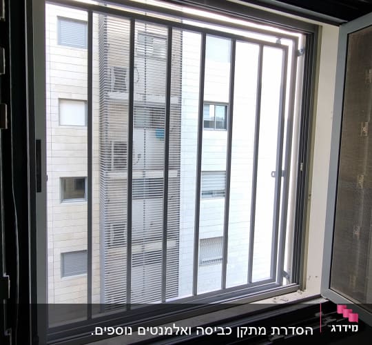 חלון עם סורגים ומסגרת מתכת